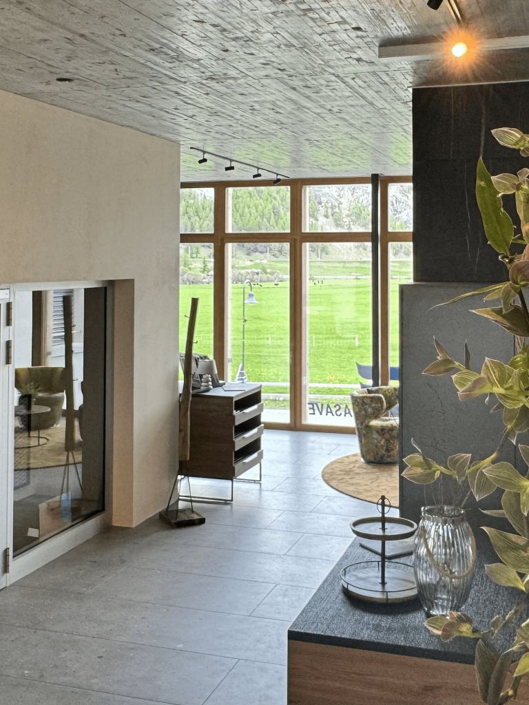 Grosse Ausstellung an Keramik, Marmor und Natursteinen in La Punt (Graubünden)