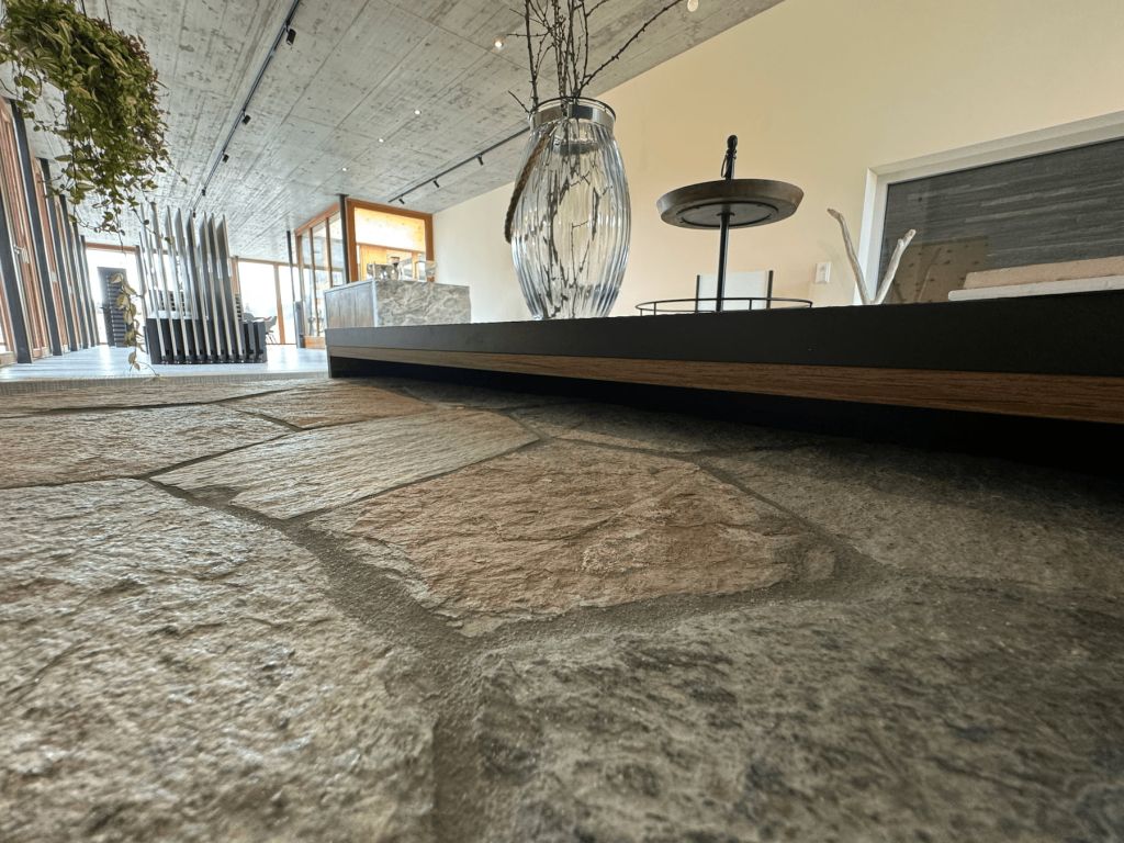 Grosse Ausstellung an Keramik, Marmor und Natursteinen in La Punt (Graubünden)
