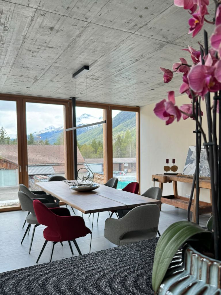 Grosse Ausstellung an Keramik, Marmor und Natursteinen in La Punt (Graubünden)