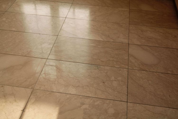 Natursteinveredelung Marmor Travertin Schleifen und Polieren - Vorher