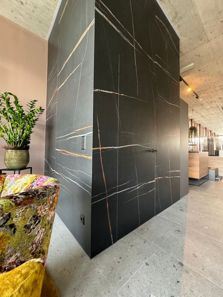 Grosse Ausstellung an Keramik, Marmor und Natursteinen in La Punt (Graubünden)