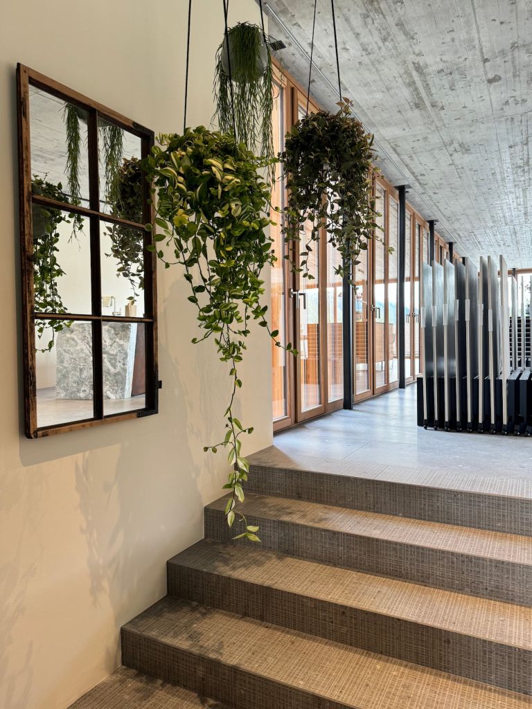 Grosse Ausstellung an Keramik, Marmor und Natursteinen in La Punt (Graubünden)