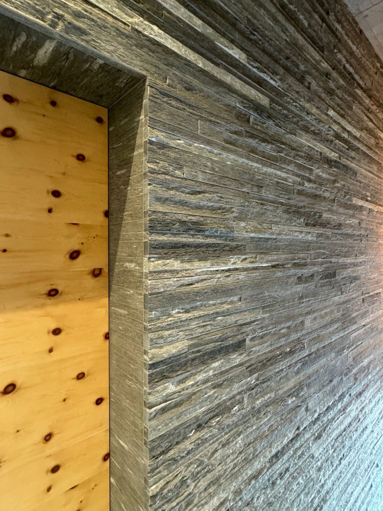 Grosse Ausstellung an Keramik, Marmor und Natursteinen in La Punt (Graubünden)