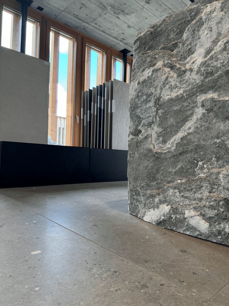 Grosse Ausstellung an Keramik, Marmor und Natursteinen in La Punt (Graubünden)