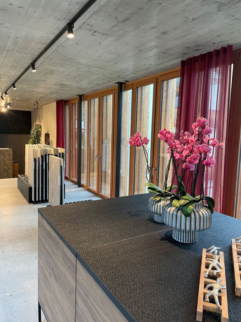 Grosse Ausstellung an Keramik, Marmor und Natursteinen in La Punt (Graubünden)