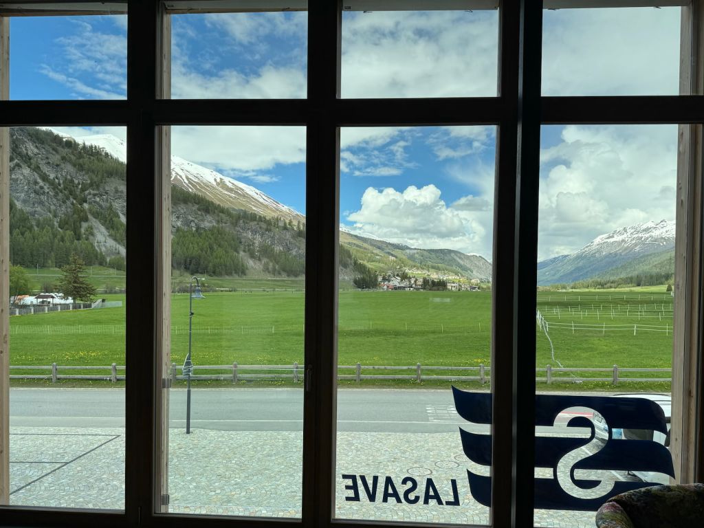 Grosse Ausstellung an Keramik, Marmor und Natursteinen in La Punt (Graubünden)