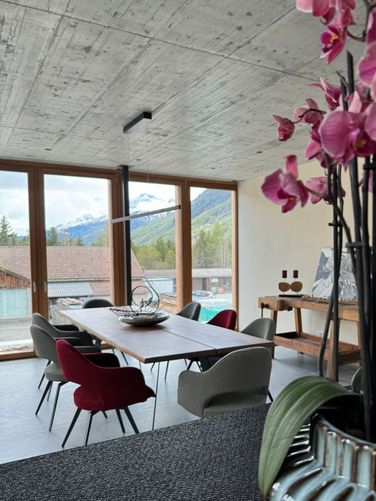 Grosse Ausstellung an Keramik, Marmor und Natursteinen in La Punt (Graubünden)